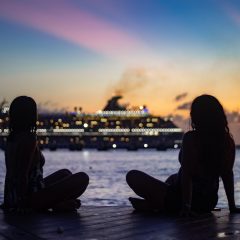 网址大全123 分类运营负责人周砚清对着双屏逐条核对条目状态，屏幕上列出待复检清单与失效标记，桌角放着一本翻旧的笔记本